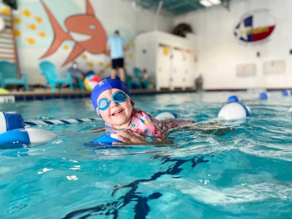 Hiperaktif çocuklar için yüzmenin faydalarını gösteren havuz görseli